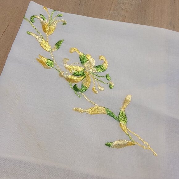 Lot 3 Vintage White Ladies Embroidered Flowers HANDKERCHIEF Floral Hanky Hankie - Picture 4 of 8